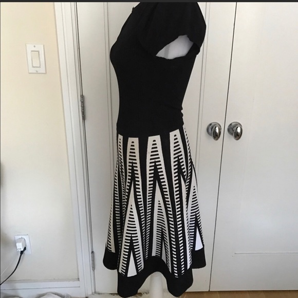 NWT-Alice + Olivia B&W Geometric Print Fit Knit - Picture 4 of 6